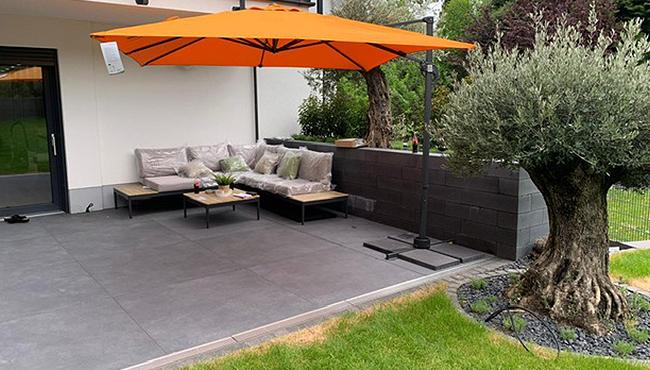 Weitläufige Terrasse mit großflächige Granitfliesen