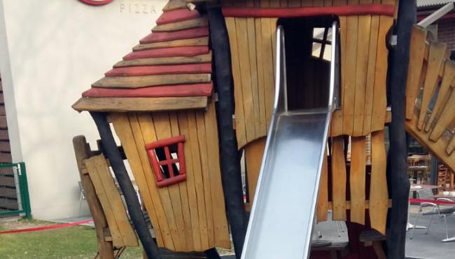 Spielplatz mit Fallschutzbelag aus dreifarbigem Gummigranulat